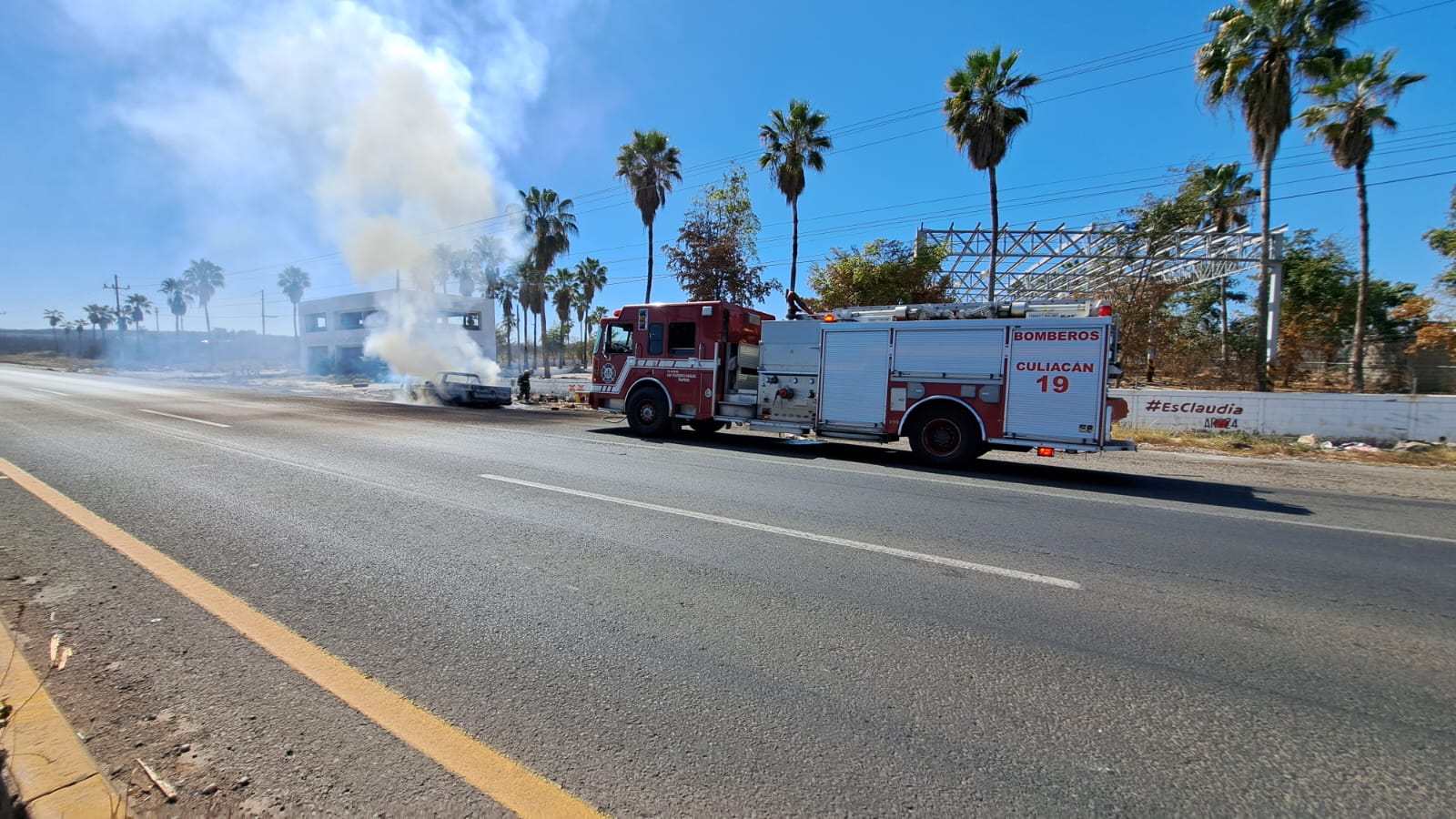 Elementos de Bomberos Culiacán en el lugar del incendio.