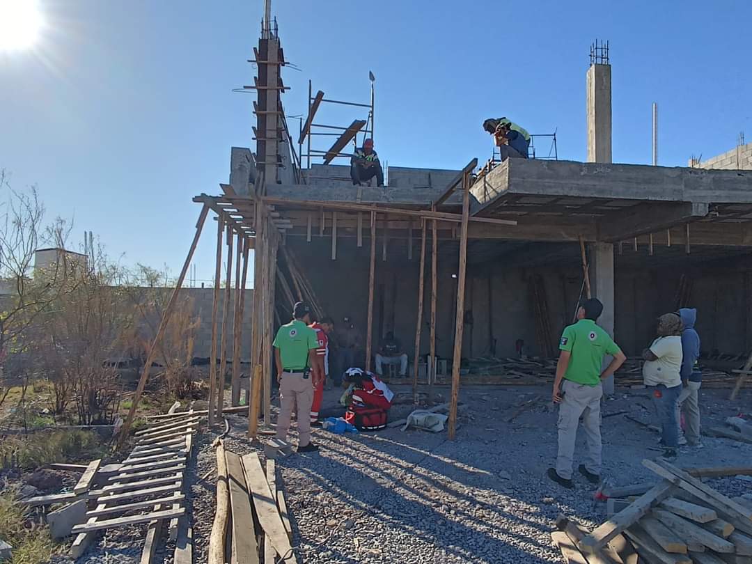 Elementos de Protección Civil y paramédicos de Cruz Roja atienden a trabajador de la construcción que cayó de un techo mientras laboraba en Los Mochis