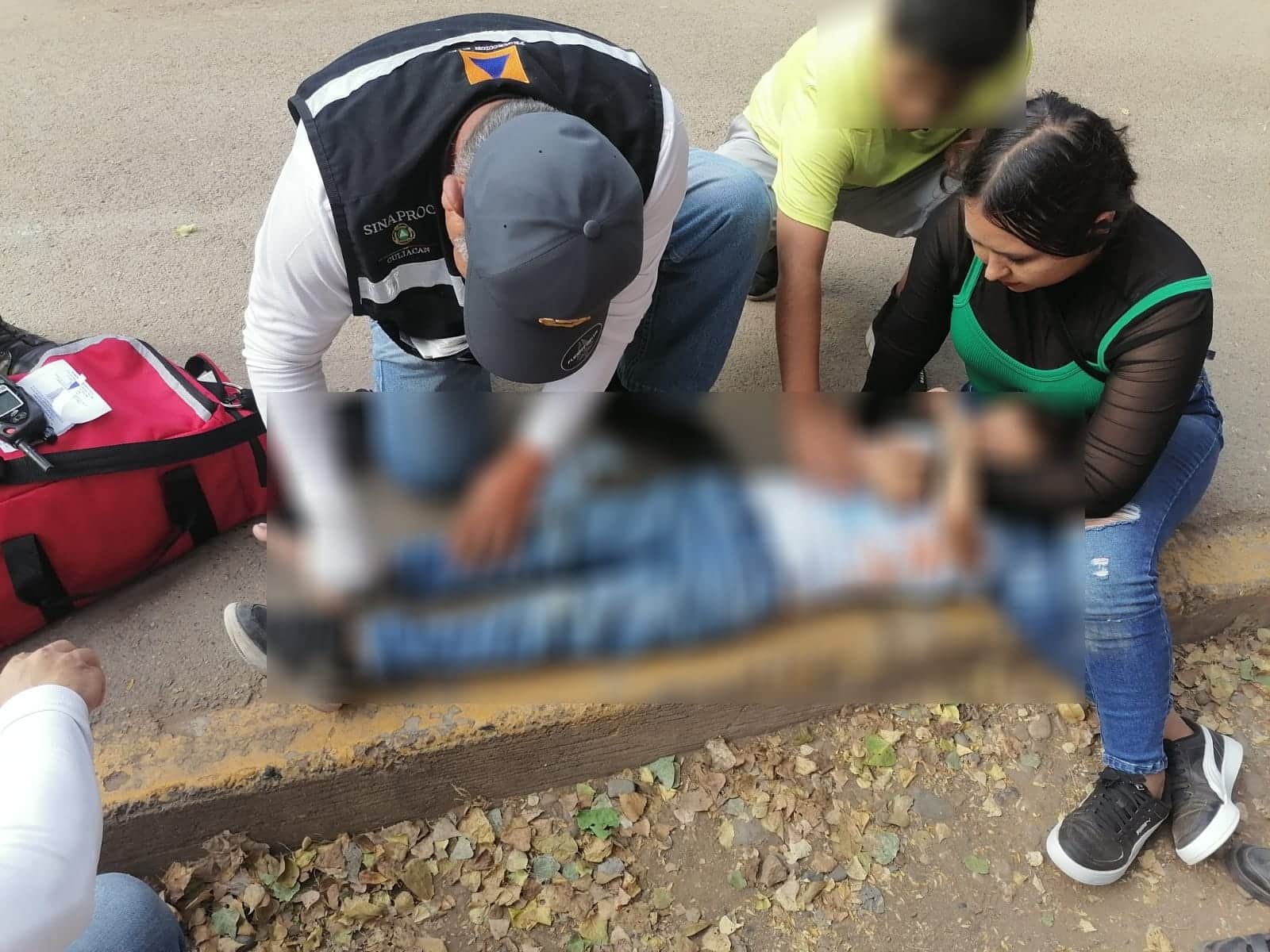 Elementos de emergencia atendiendo a menor.