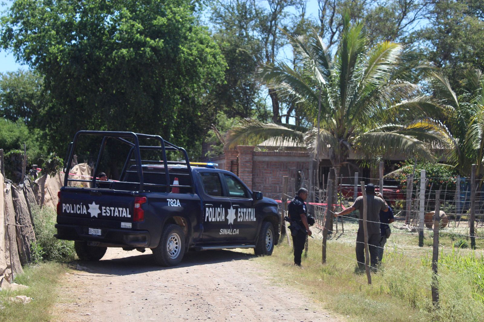 Elementos de la policía municipal en rancho de Alejandro Pimentel, lugar donde fue encontrado sin vida.