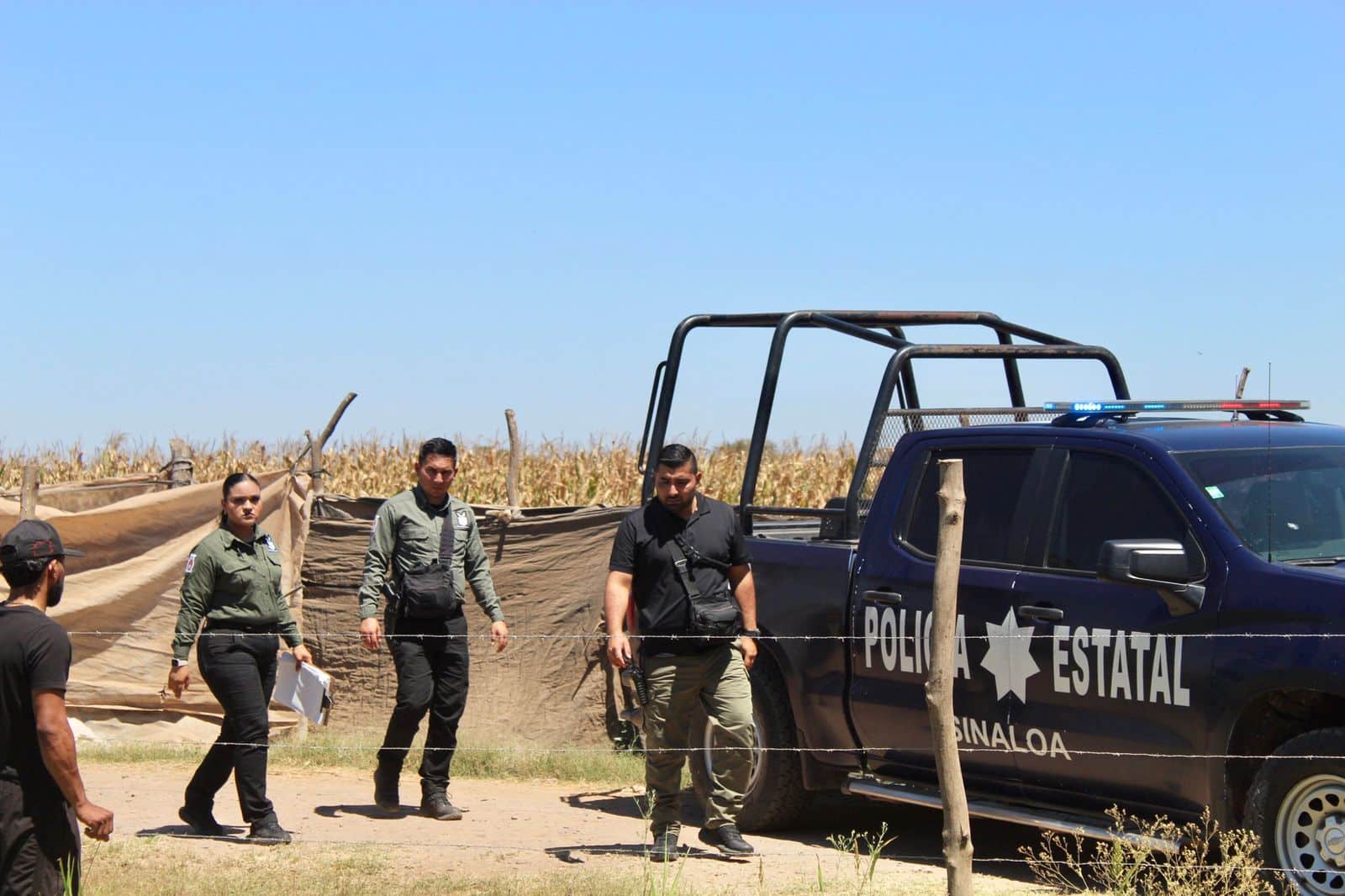 Elementos de la policía municipal en rancho de Alejandro Pimentel, lugar donde fue encontrado sin vida.