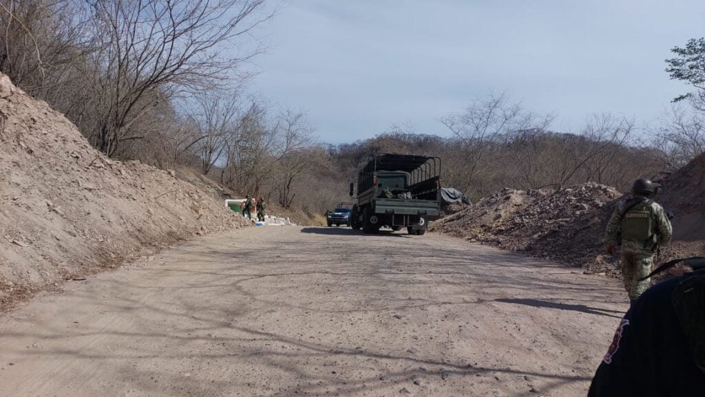 Autoridades civiles y militares en el sitio conocido como La Brecha