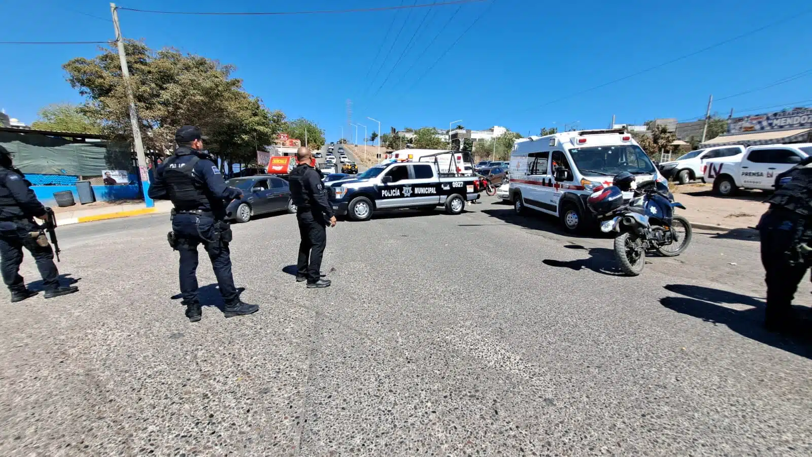 Elementos de Cruz Roja por choque entre motociclistas y automóvil. / Foto: Geovanny Elizalde