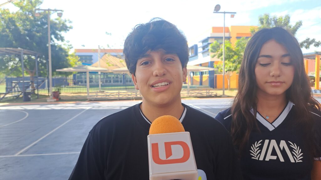Emiliano Díaz, alumno y representante de la campaña “Huella de luz”, junto a una estudiante del Instituto Anglo Moderno de Mazatlán
