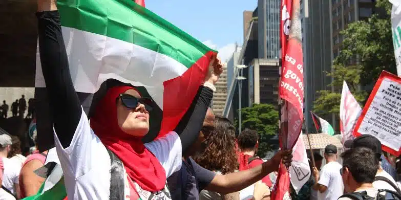 En Cisjordania, alumnos impiden reunión de la UE y denuncian genocidio en Gaza