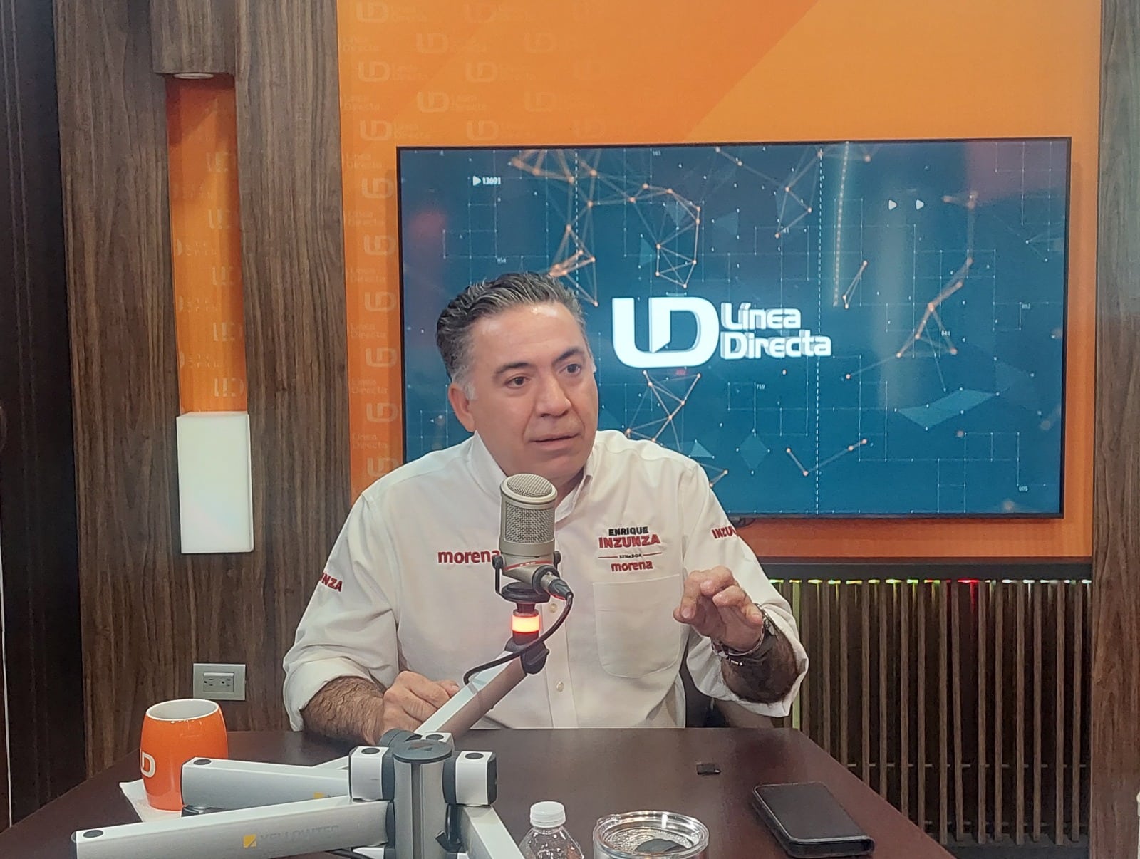 Enrique Inzunza Cázarez en el estudio de Línea Directa en Culiacán