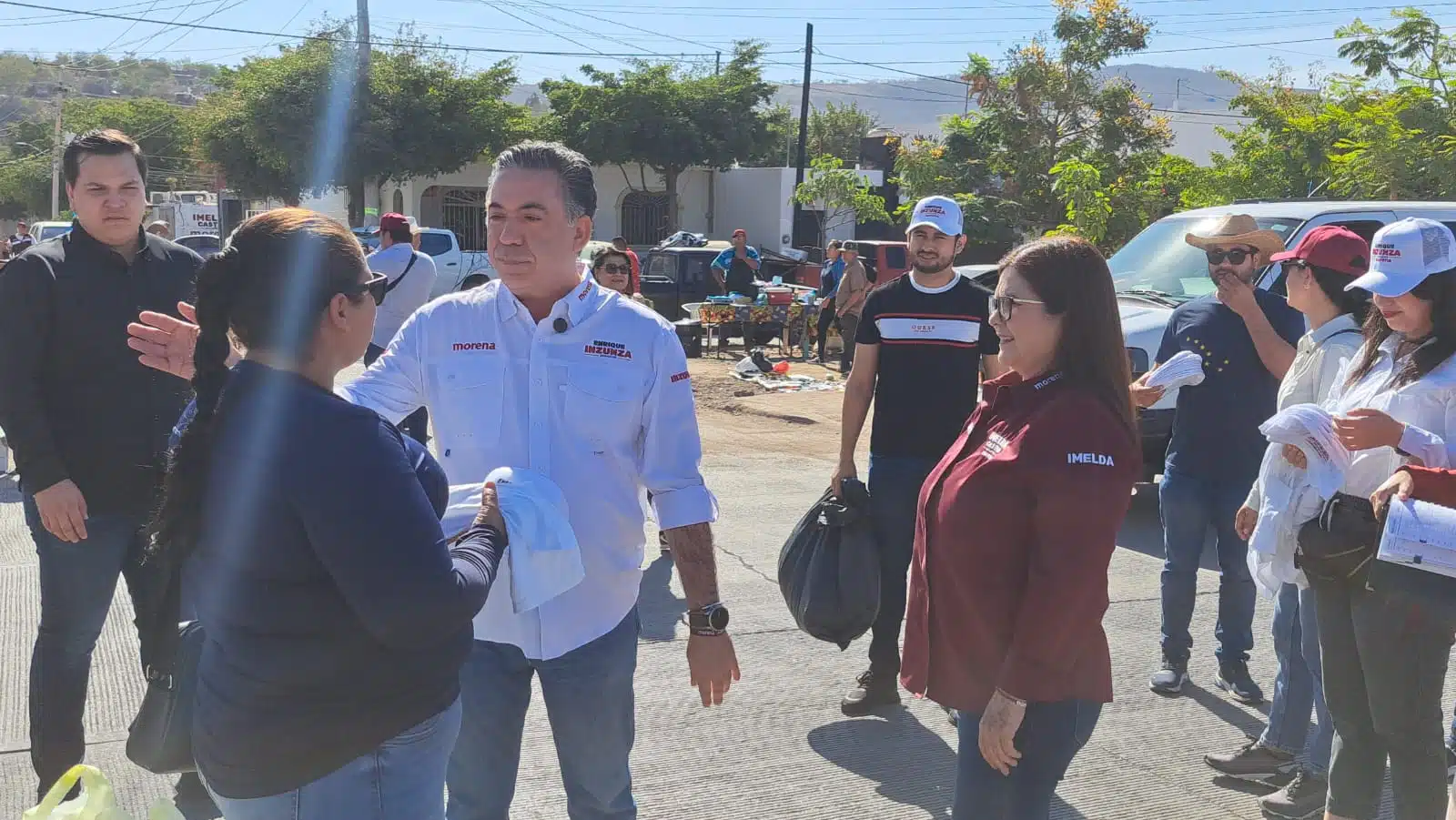 Enrique Inzunza e Imelda Castro platicando con personas en el tianguis de la colonia 21 de Marzo