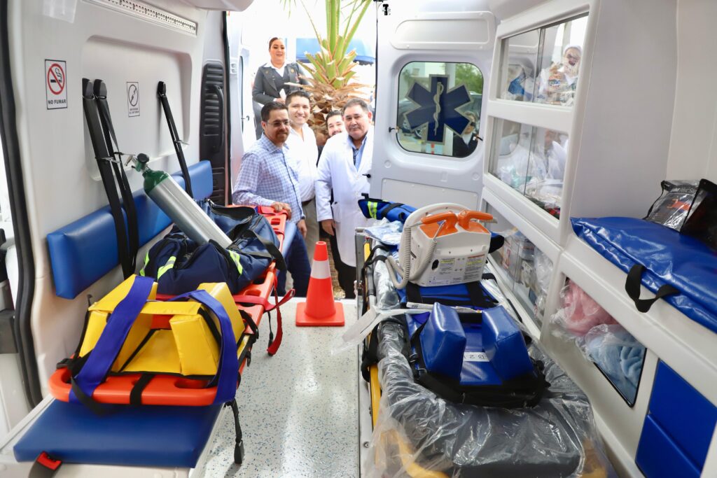 Secretaria de salud hace entrega de ambulancia denominada de urgencias avanzadas al Hospital Civil de Culiacán.