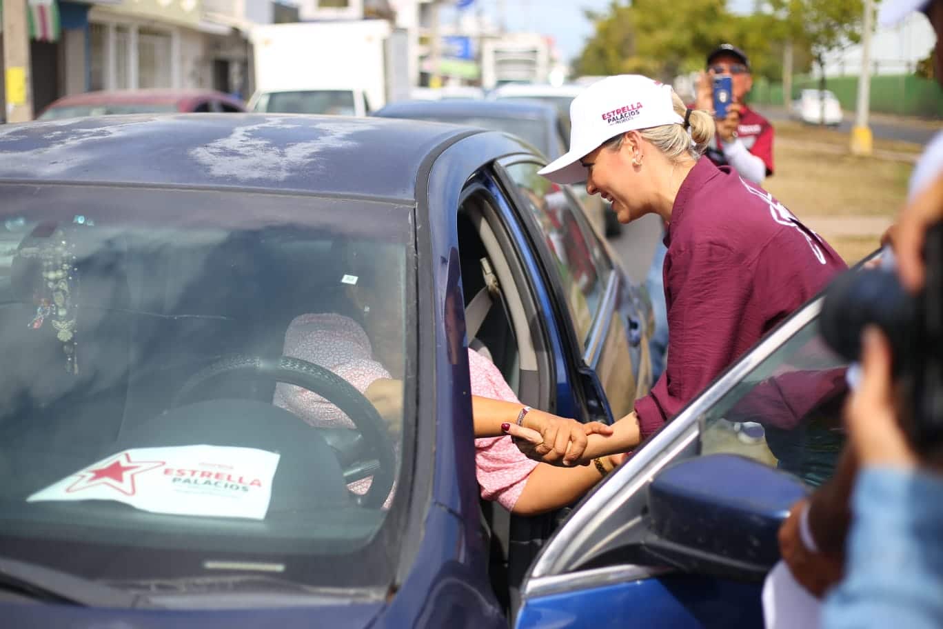 Estrella Palacios Domínguez, candidata a la presidencia municipal de Mazatlán por el partido de Morena, en un crucero saludando a personas en su tercer día de campaña