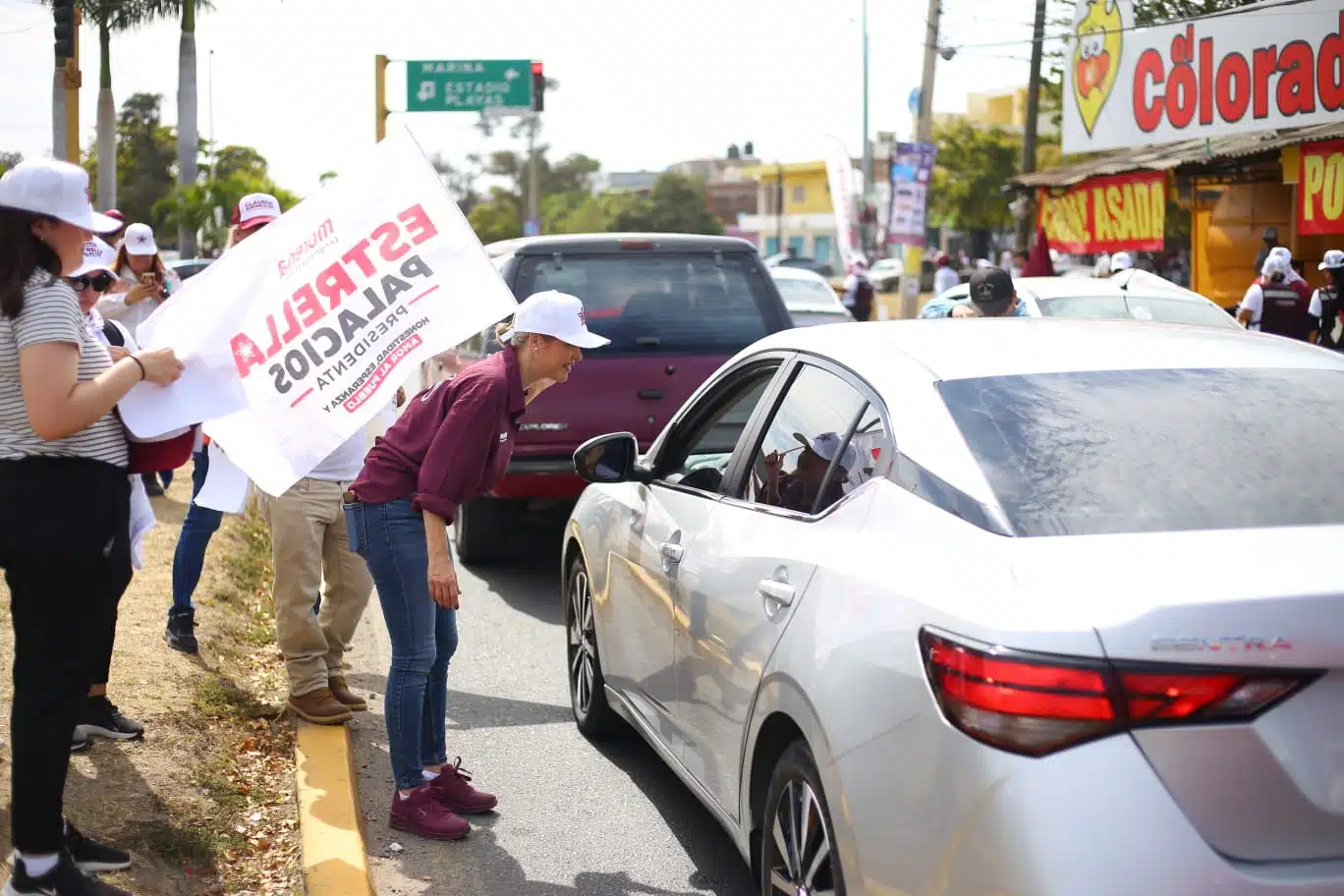 Estrella Palacios Domínguez, candidata a la presidencia municipal de Mazatlán por el partido de Morena, en un crucero saludando a personas en su tercer día de campaña