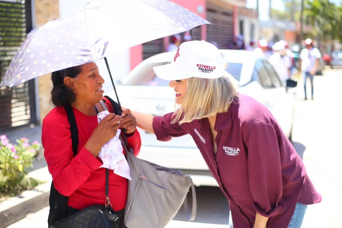 La candidata de Morena a la Presidencia Municipal, Estrella Palacios, recorre las calles de Mazatlán.