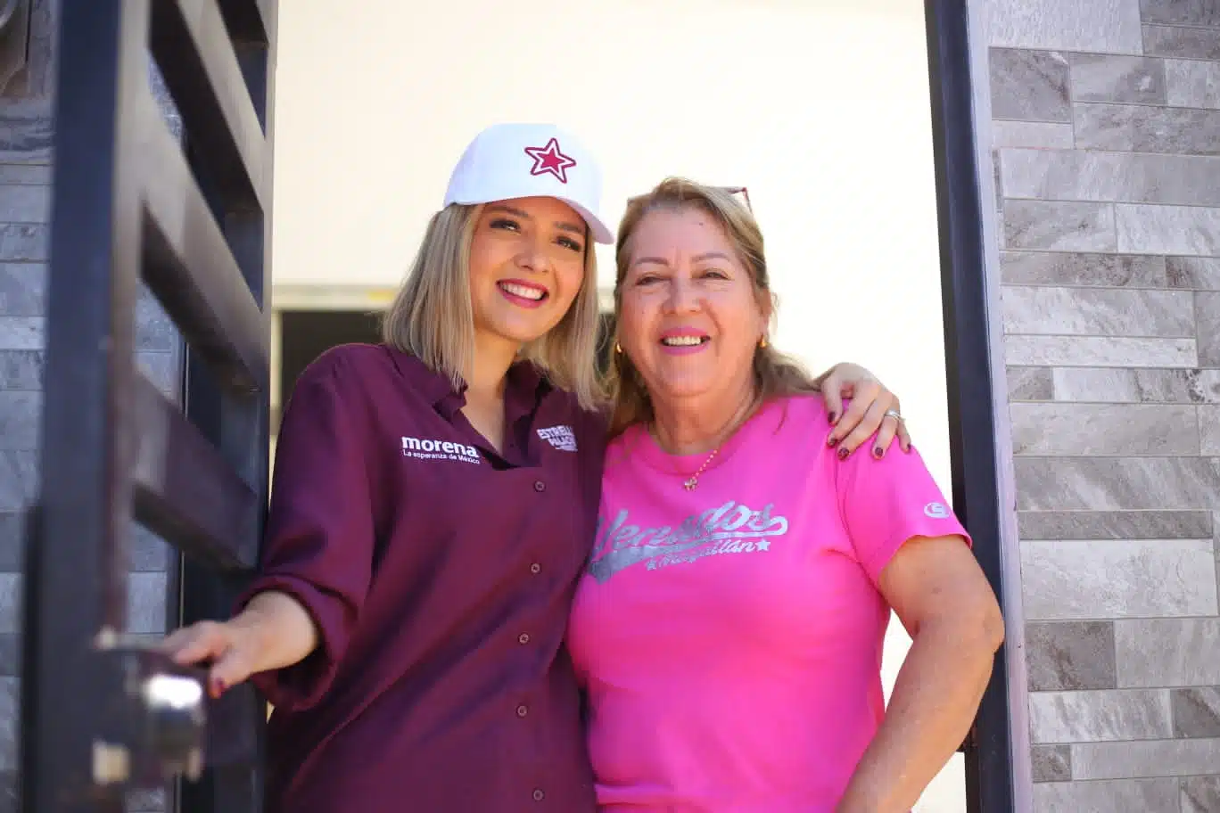 La candidata de Morena a la Presidencia Municipal, Estrella Palacios, recorre las calles de Mazatlán.