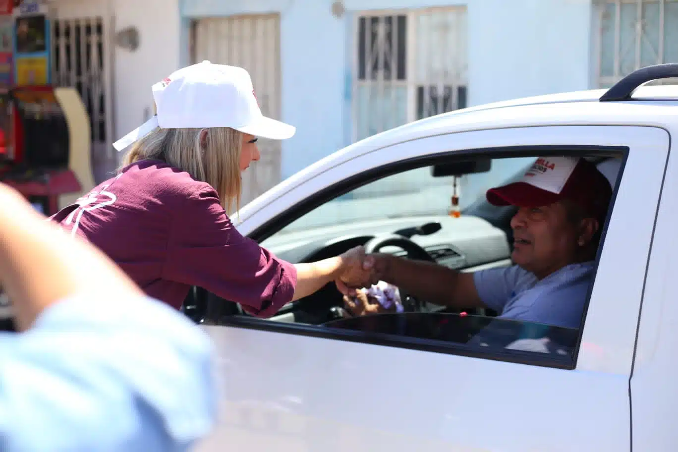 La candidata de Morena a la Presidencia Municipal, Estrella Palacios, recorre las calles de Mazatlán.