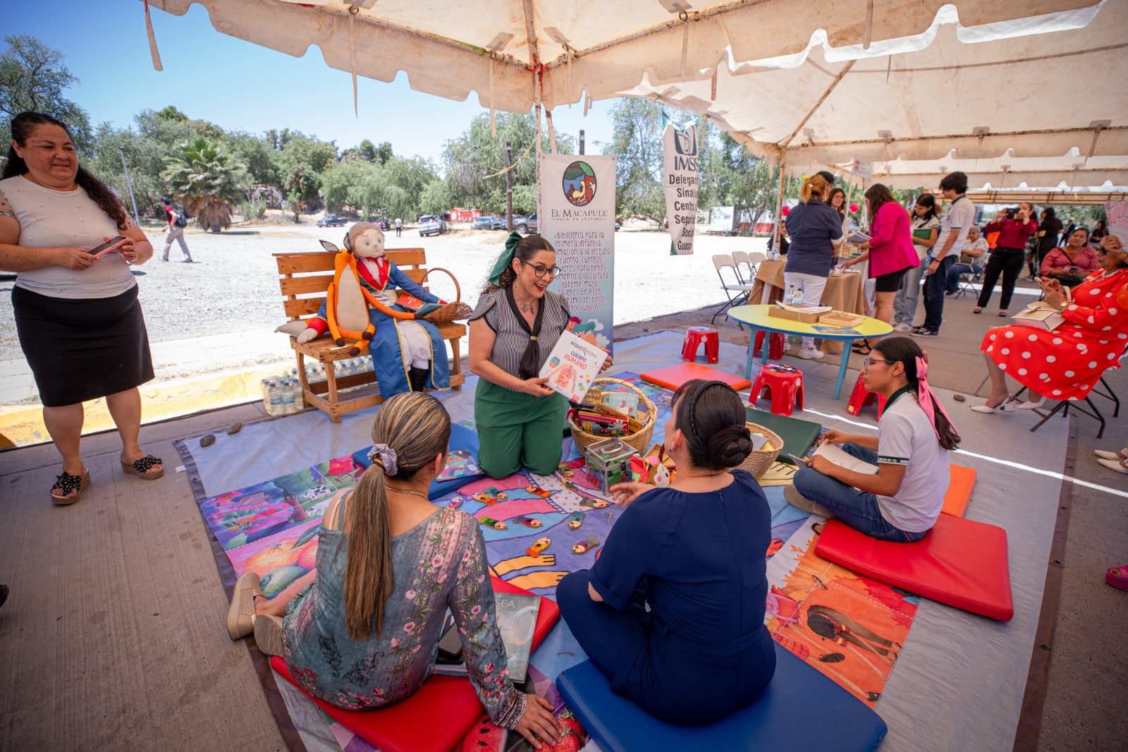 Estudiantes disfrutan de la Feria Municipal del Libro./ Foto: Cortesía