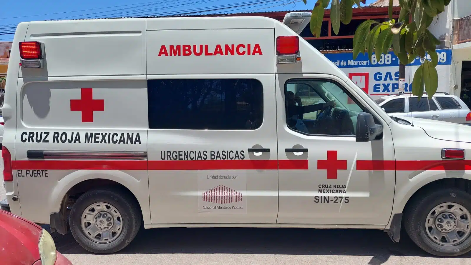 Paramédicos de la Cruz Roja auxiliaron al lesionado y lo llevaron al Hospital General de Los Mochis.