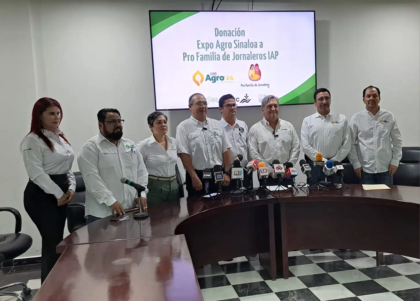 Expo Agro Sinaloa entrega donativo a Pro Familia de Jornaleros IAP