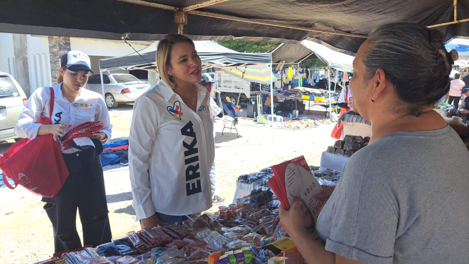 Érika Sánchez en el tianguis de la colonia Felipe Ángeles