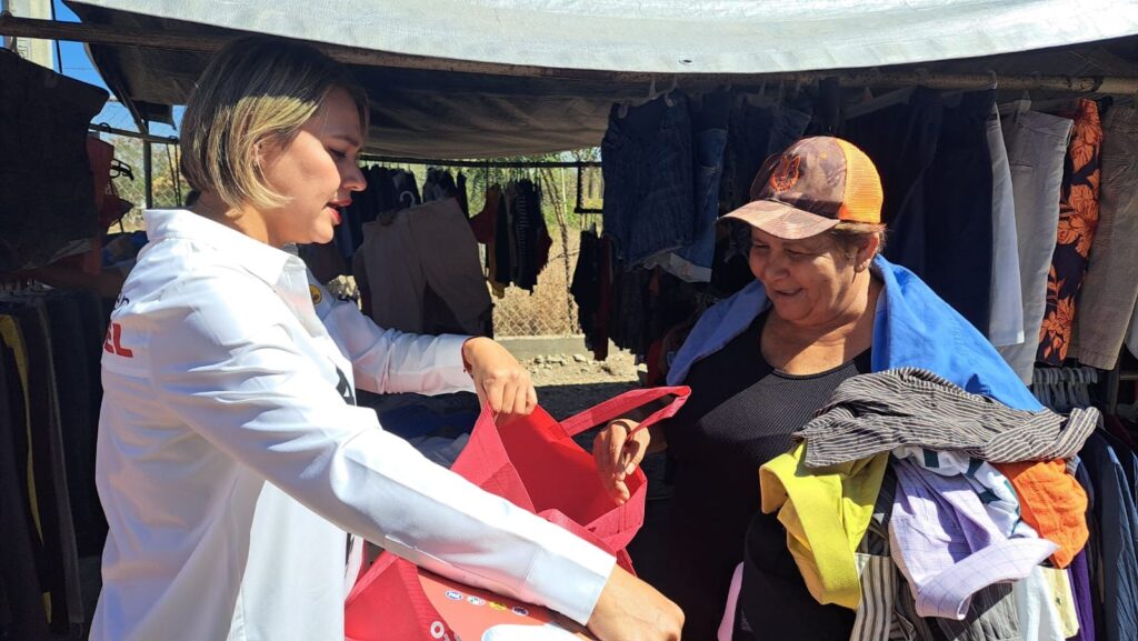 Érika Sánchez en uno de los ocho tianguis en Culiacán