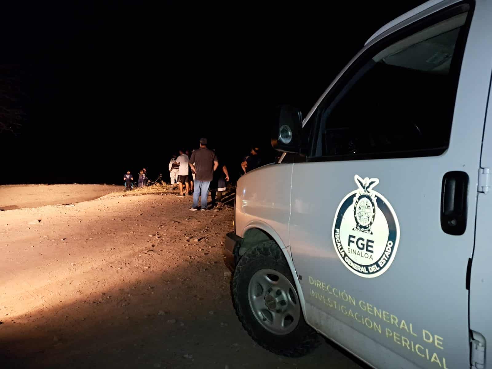 Camioneta de SEMEFO de la FGE en el lugar donde un elemento de la Guardia Nacional perdió la vida en Culiacán