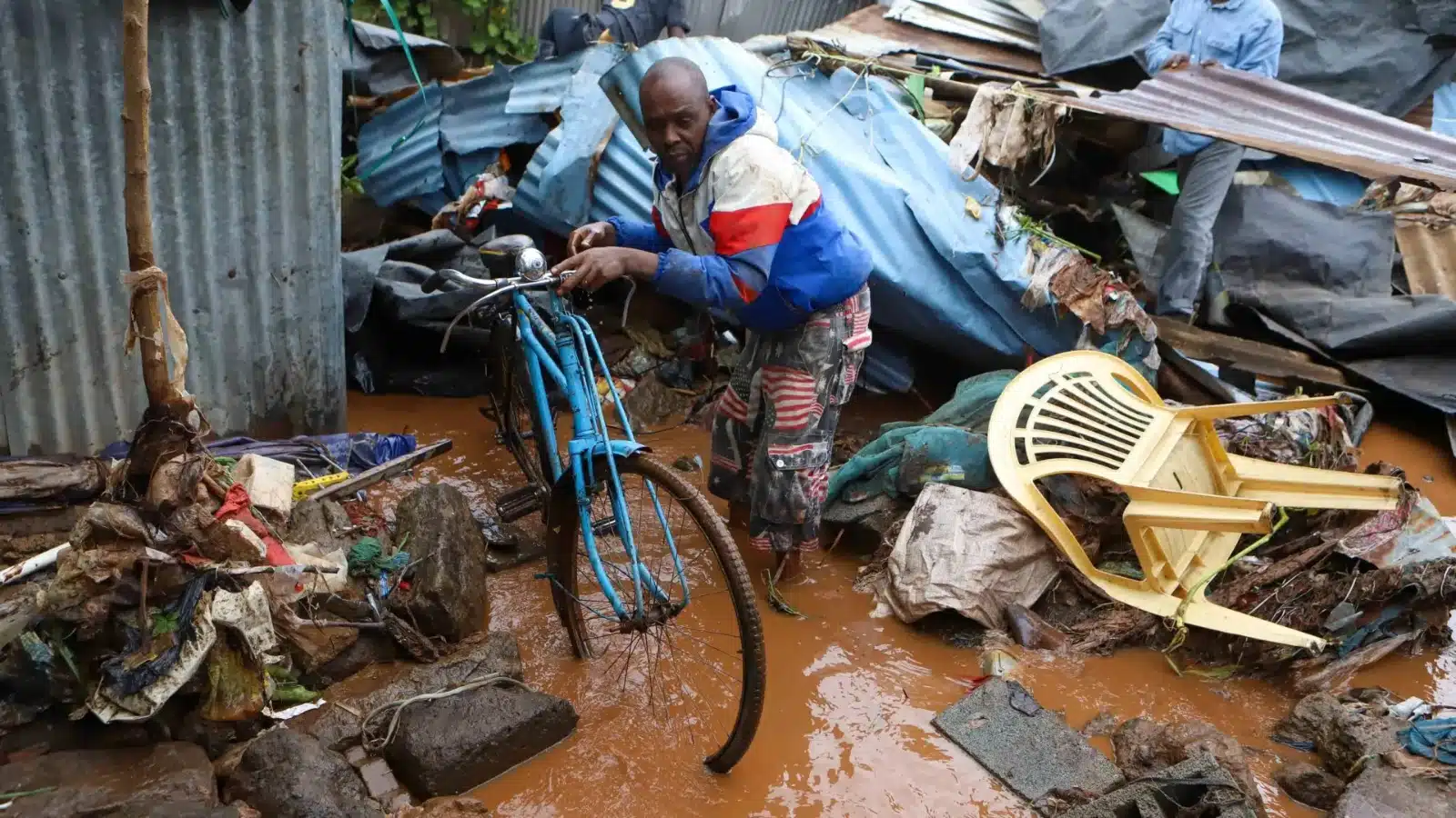 Fallecen 45 personas tras desborde de presa en Kenia; buscan a desaparecidos