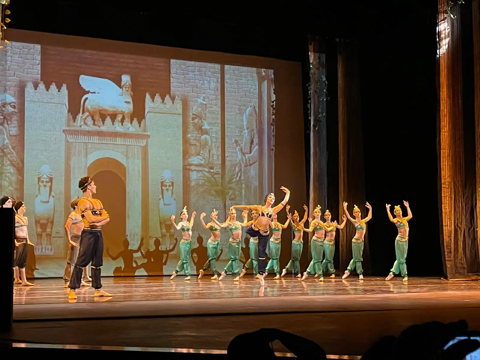 Personas en un teatro presentando la obra El Fantasma de la Ópera en Culiacán