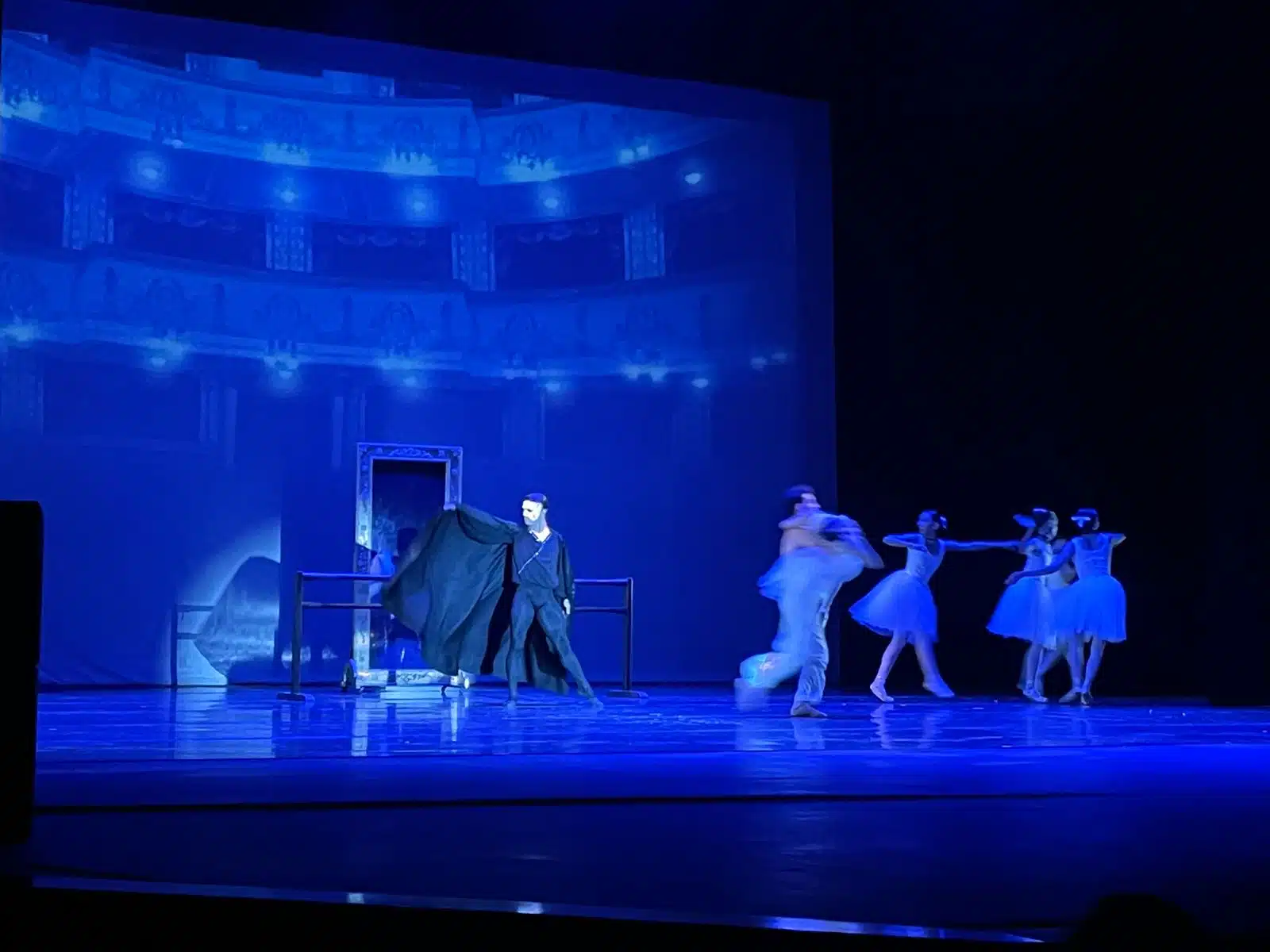 Personas en un teatro presentando la obra El Fantasma de la Ópera en Culiacán