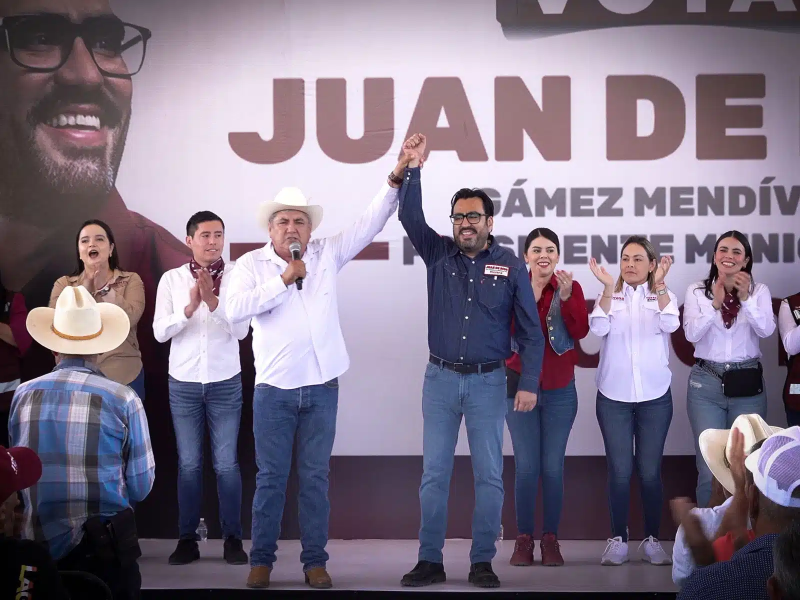 Faustino Hernández, presidente de la Unión Ganadera Regional de Sinaloa, levantado la mano de Juan de Dios Gámez Mendívil, candidato a la presidencia municipal de Culiacán, en la sindicatura de Baila
