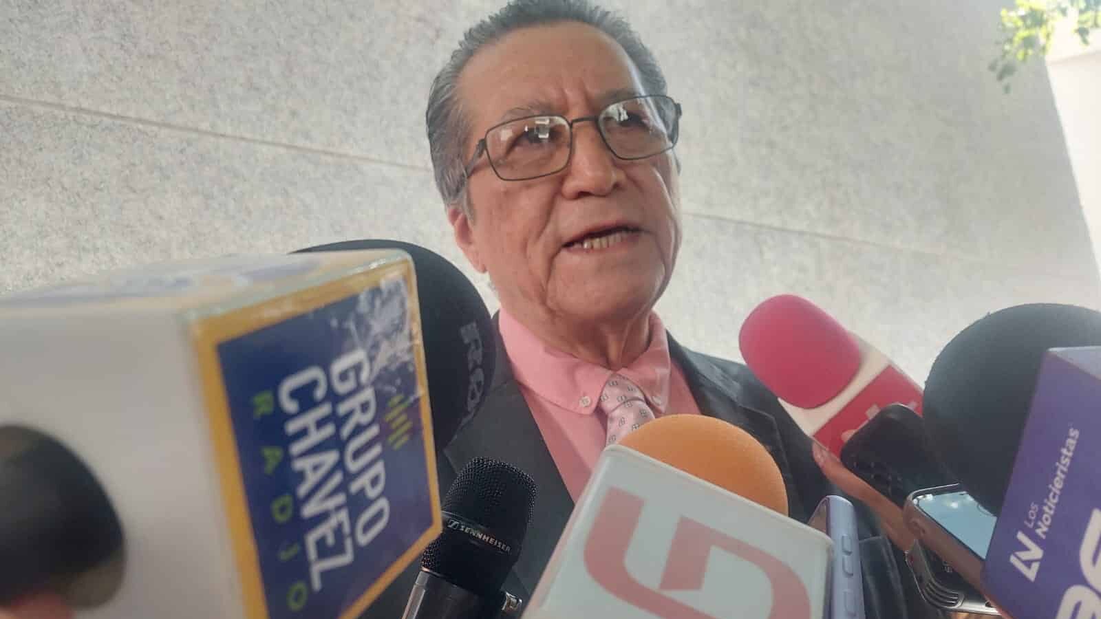 Feliciano Castro Meléndrez con medios de prensa
