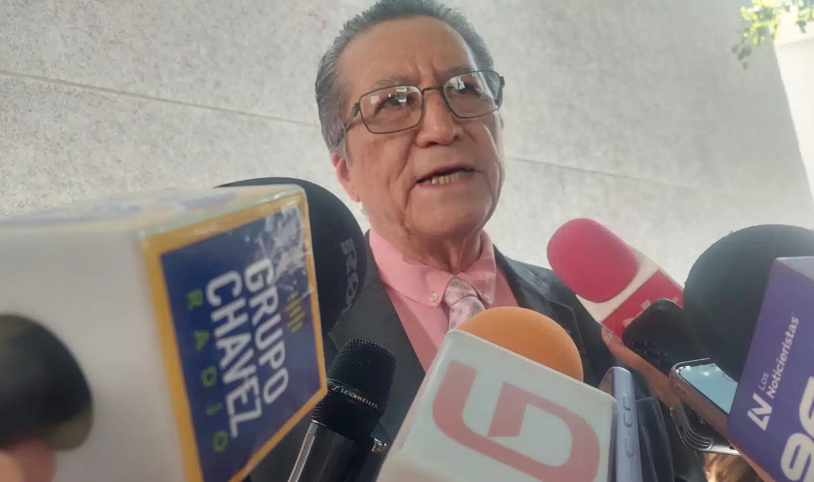 Feliciano Castro Meléndrez. con medios de prensa