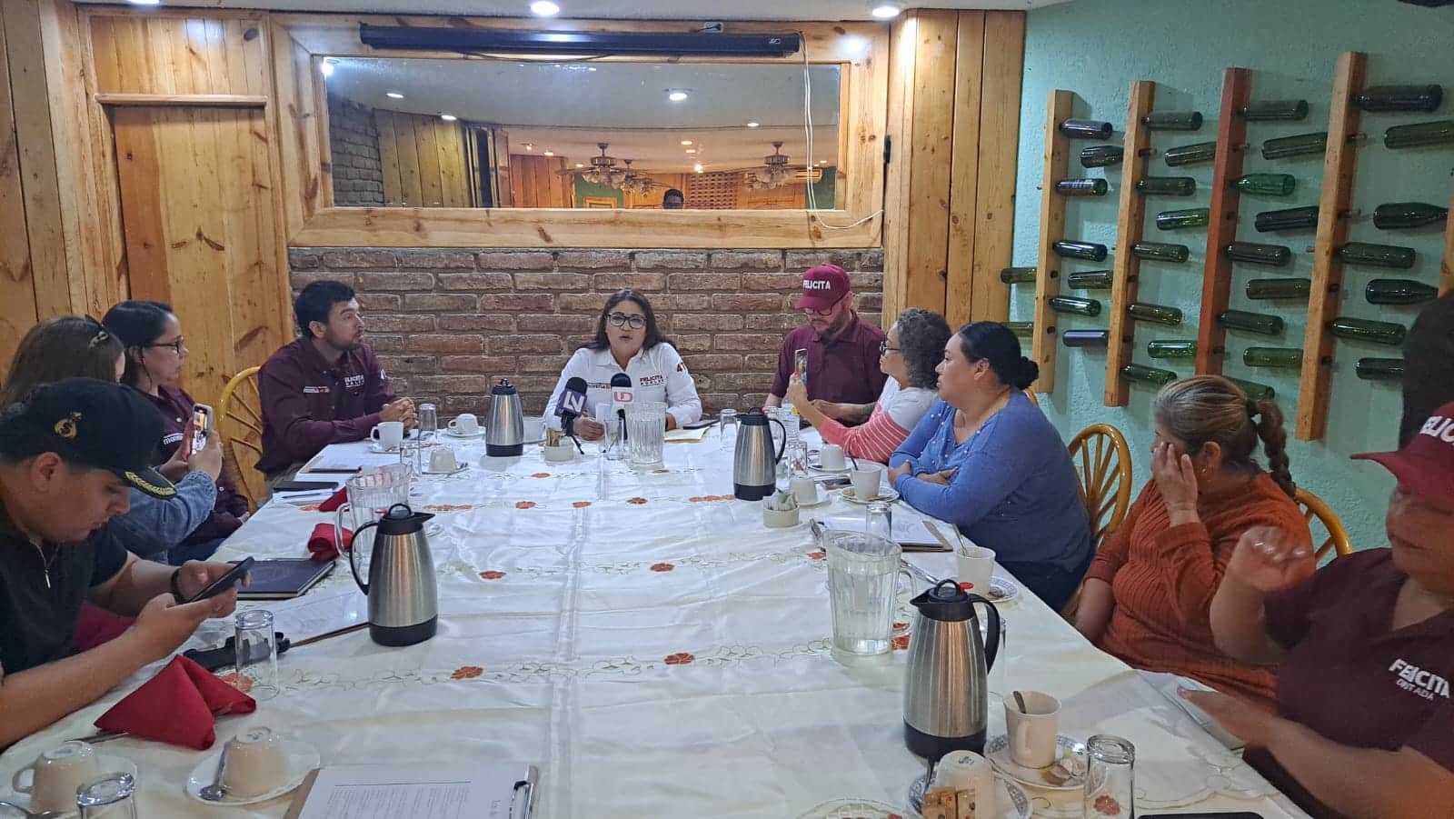 Felícita Pompa Robles en reunión