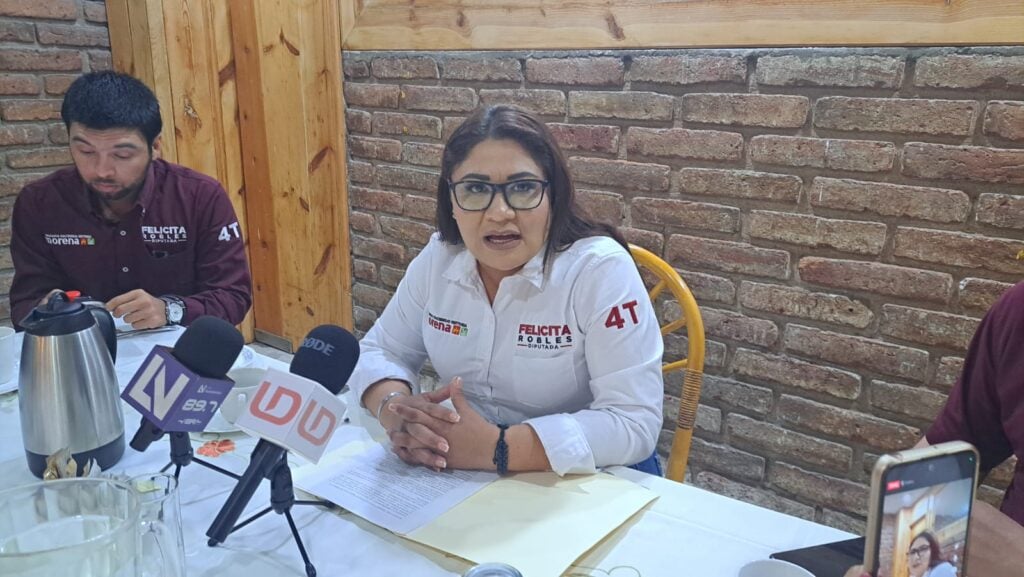 Felícita Pompa Robles en rueda de prensa