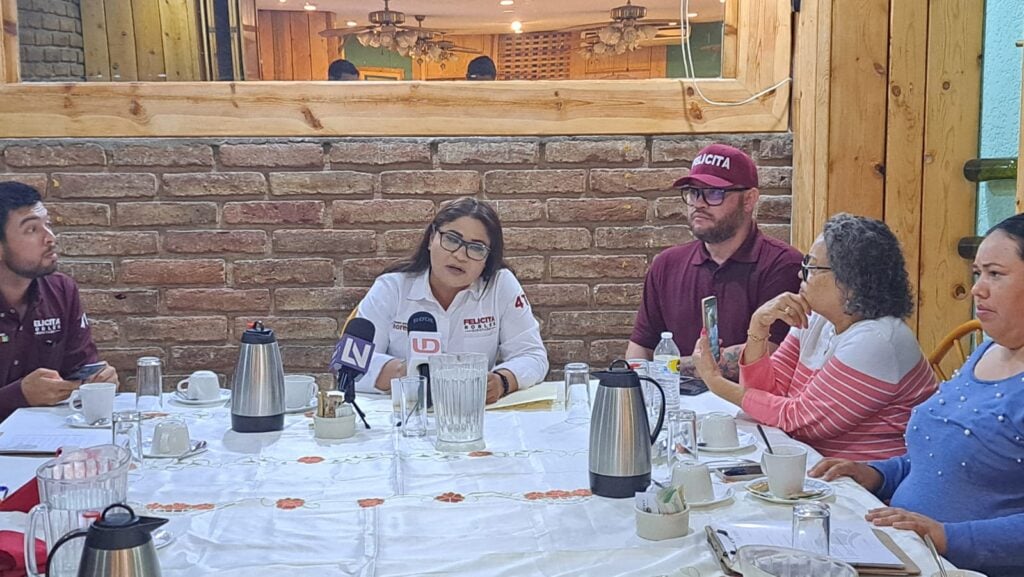 Felícita Pompa Robles en rueda de prensa