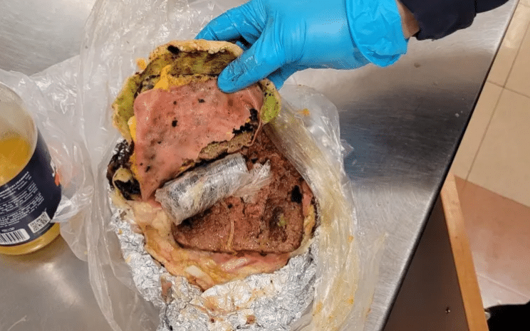 Mujer trató de ingresar fentanilo a EU dentro de una hamburguesa