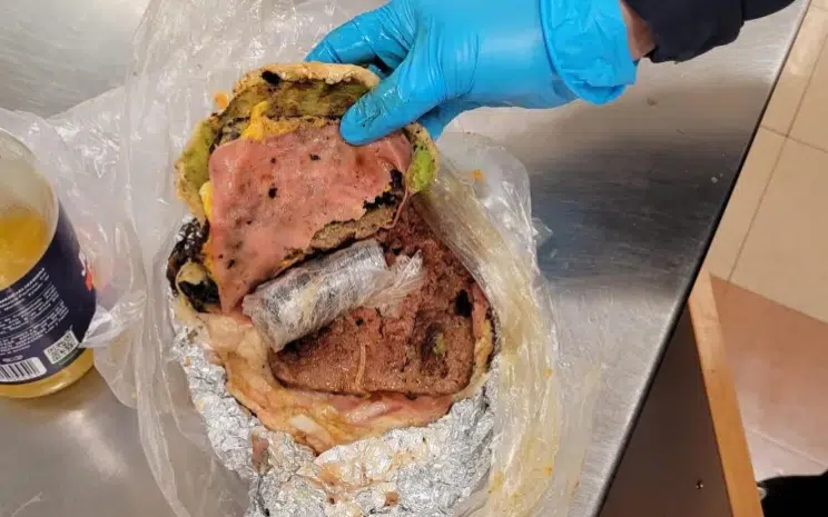 Mujer trató de ingresar fentanilo a EU dentro de una hamburguesa
