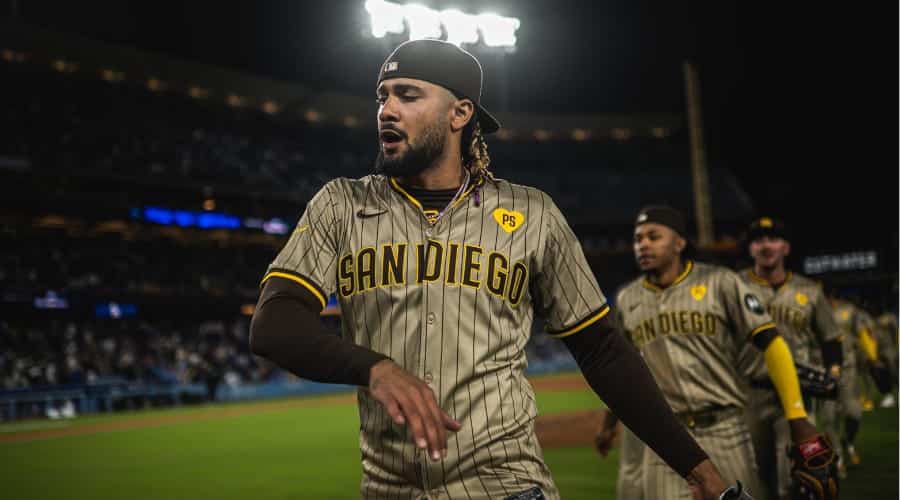 Fernando Tatis Jr. celebra junto a Padres de San Diego el triunfo sobre Los Ángeles Dodgers.
