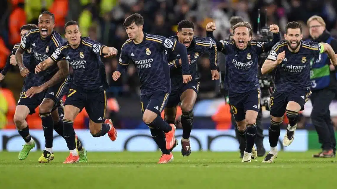 Festejan jugadores del Real Madrid luego de ganar en penales contra el Manchester City