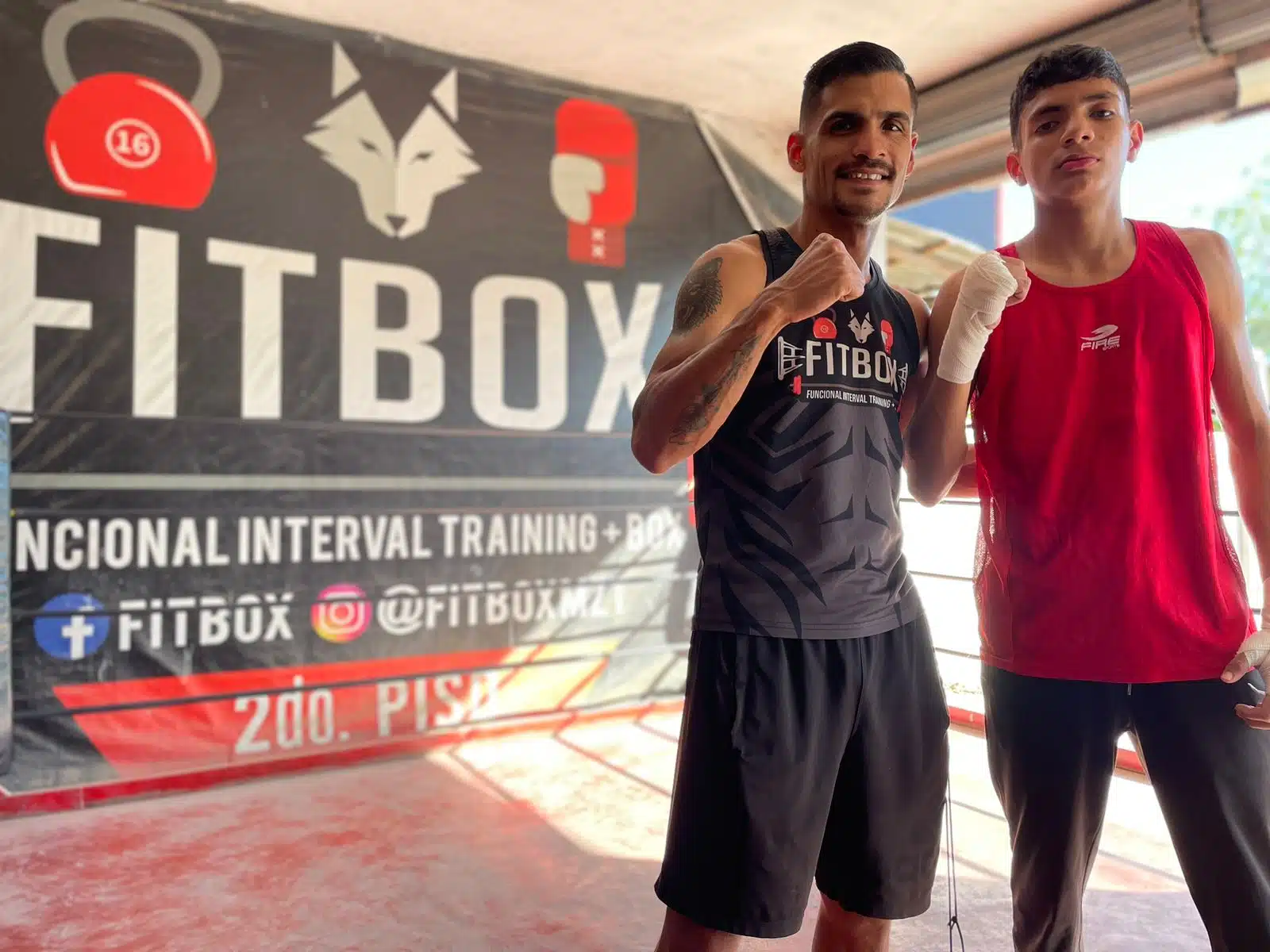 Johan Aceves y el exboxeador profesional Eduardo “Lobito” Rivera