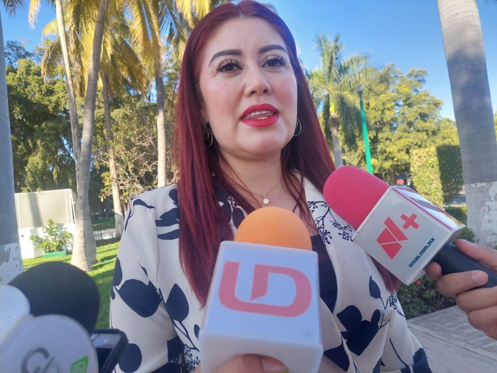  Flor Emilia Guerra Mena. con medios de prensa
