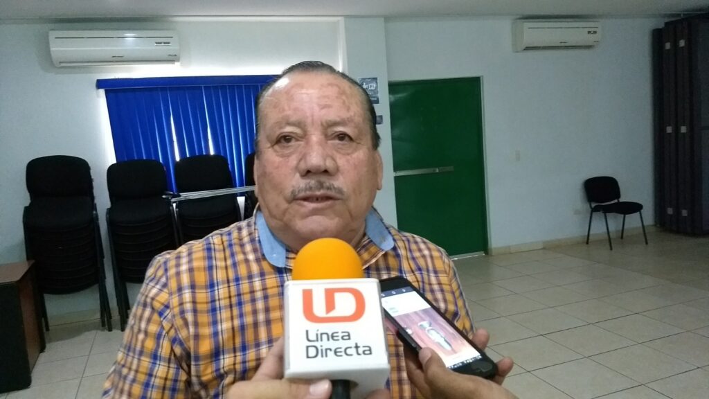 Florencio Villa Gallardo, secretario general de la Federación Regional de Trabajadores, en entrevista con los medios de comunicación en Guamúchil