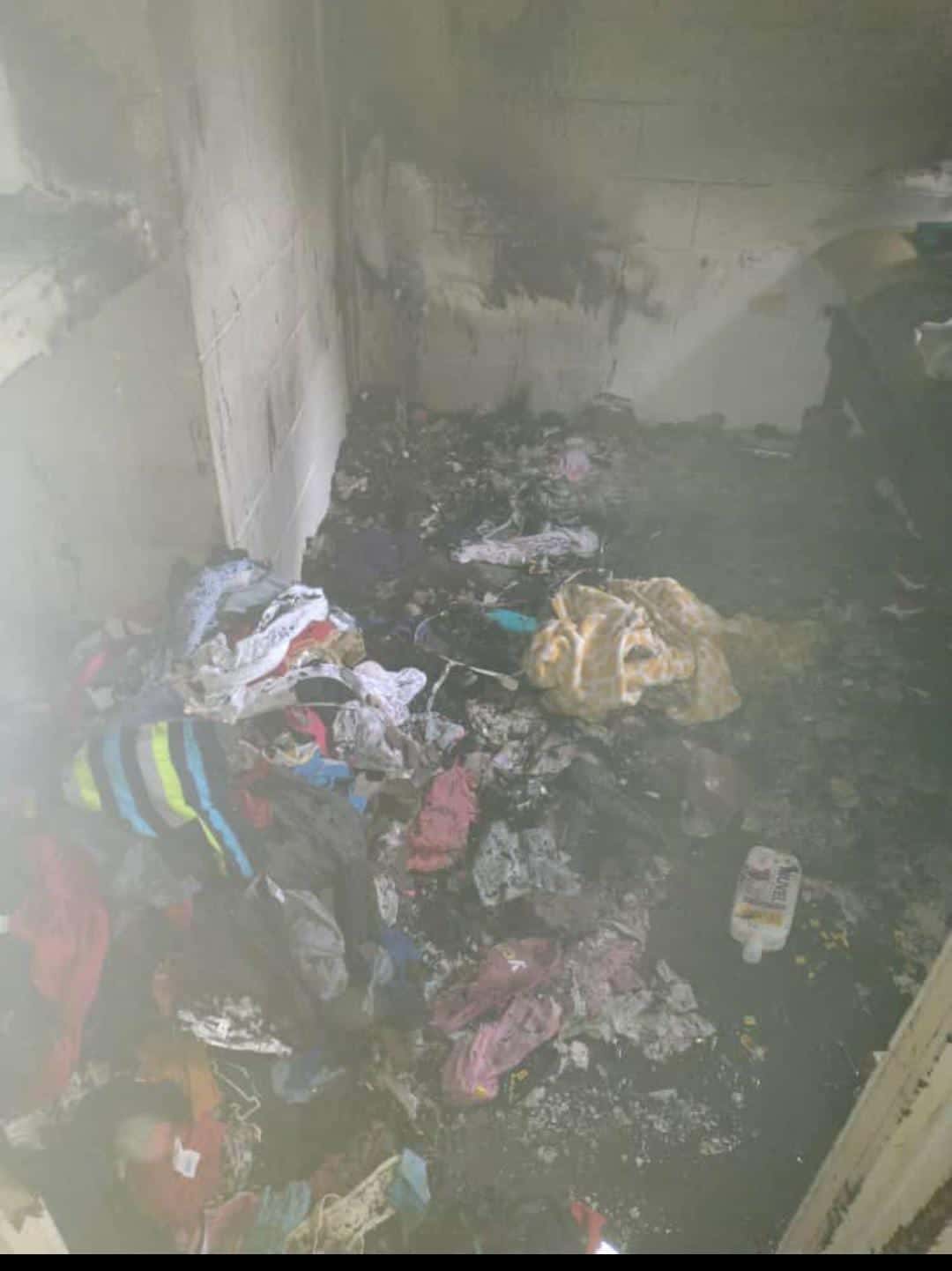 Fuego consume vivienda
