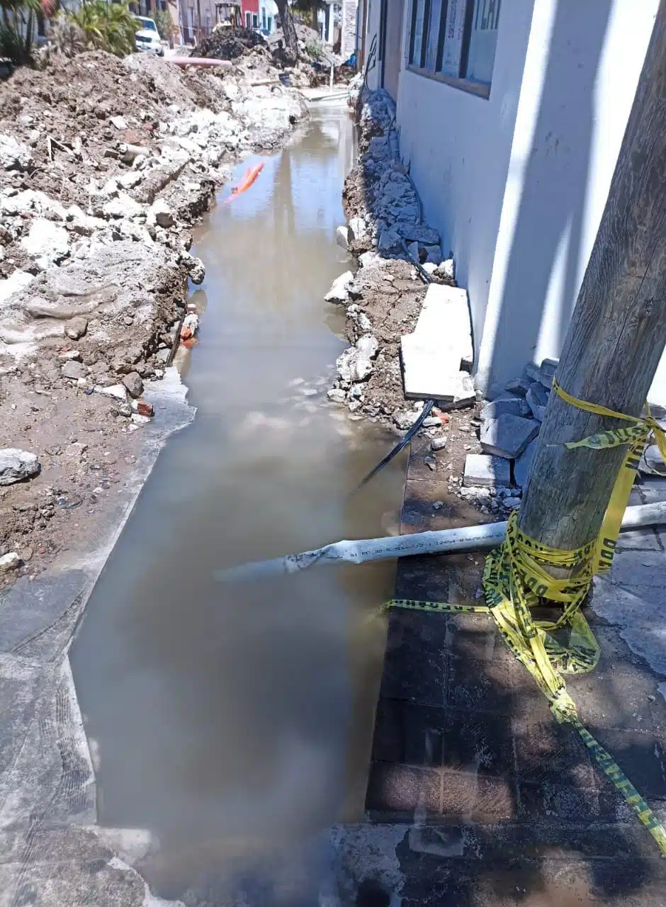 Fuga de agua potable en calle Roosevelt de Mazatlán