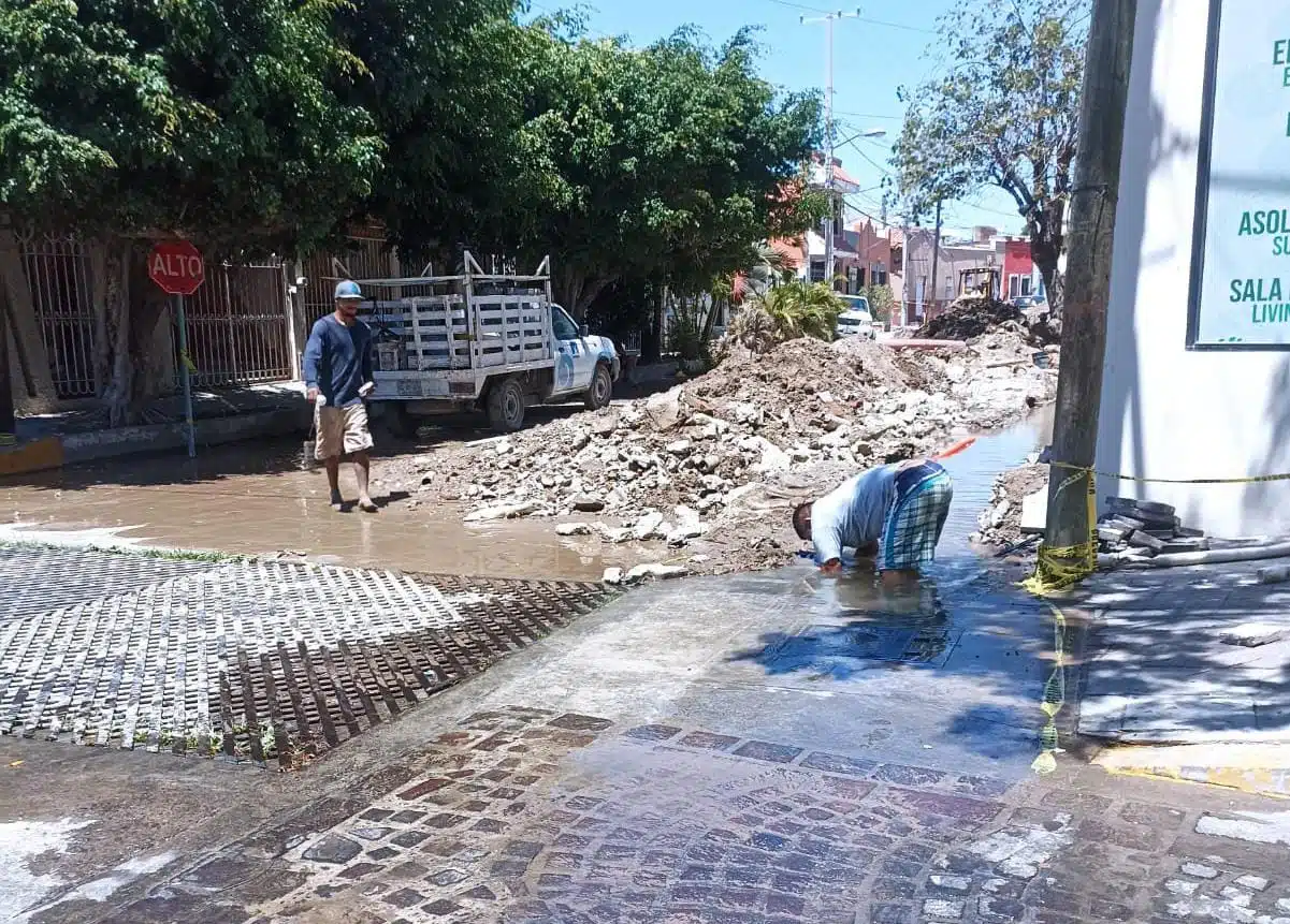 Fuga de agua potable en calle Roosevelt de Mazatlán