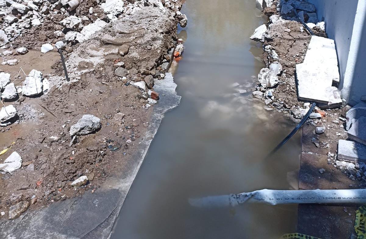 Fuga de agua potable en calle Roosevelt de Mazatlán