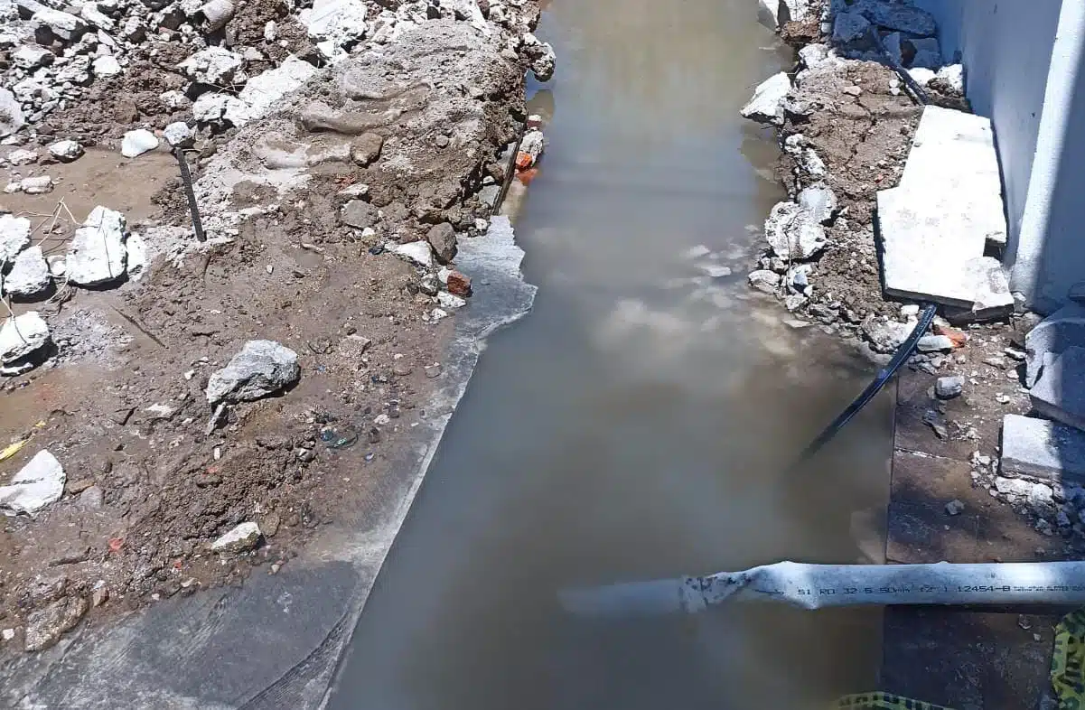 Fuga de agua potable en calle Roosevelt de Mazatlán