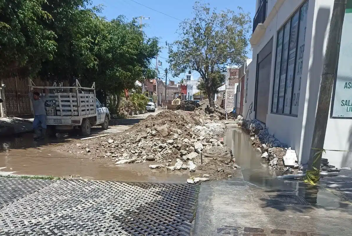 Fuga de agua potable en calle Roosevelt de Mazatlán