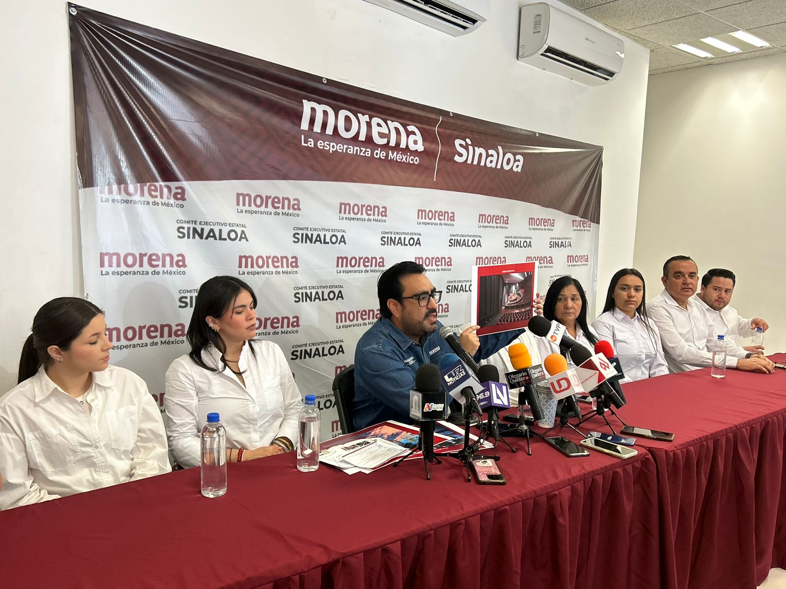 Juan de Dios Gámez Mendívil en rueda de prensa