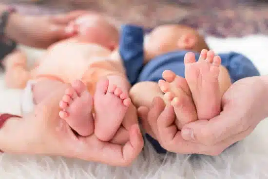 Mujer da a luz a gemelos con 22 días de diferencia