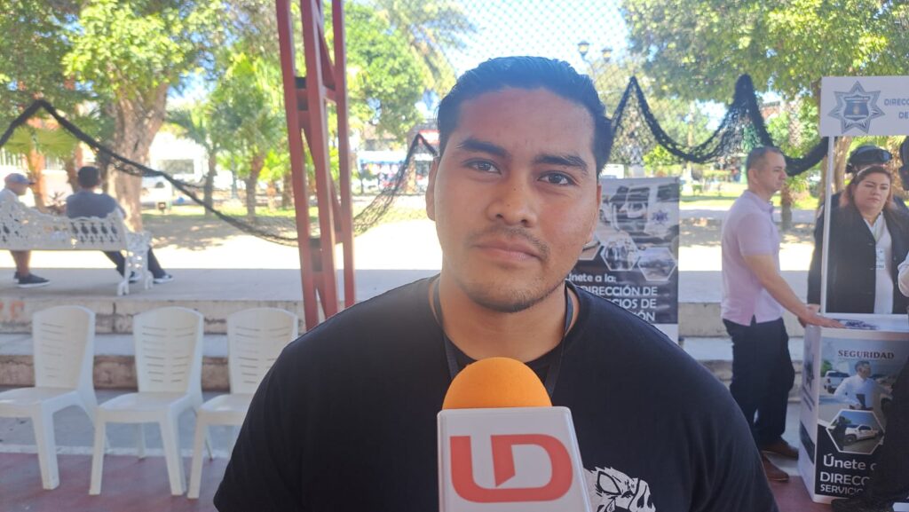 Gerardo Enrique Farfán García en entrevista con Línea Directa en Mazatlán durante la feria del empleo para formar parte de la Policía Municipal o Estatal Preventiva