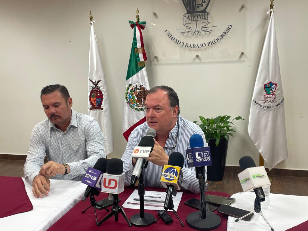 Gerardo Iván Hervás Quindos, alcalde sustituto de Ahome en conferencia de prensa con los medios de comunicación