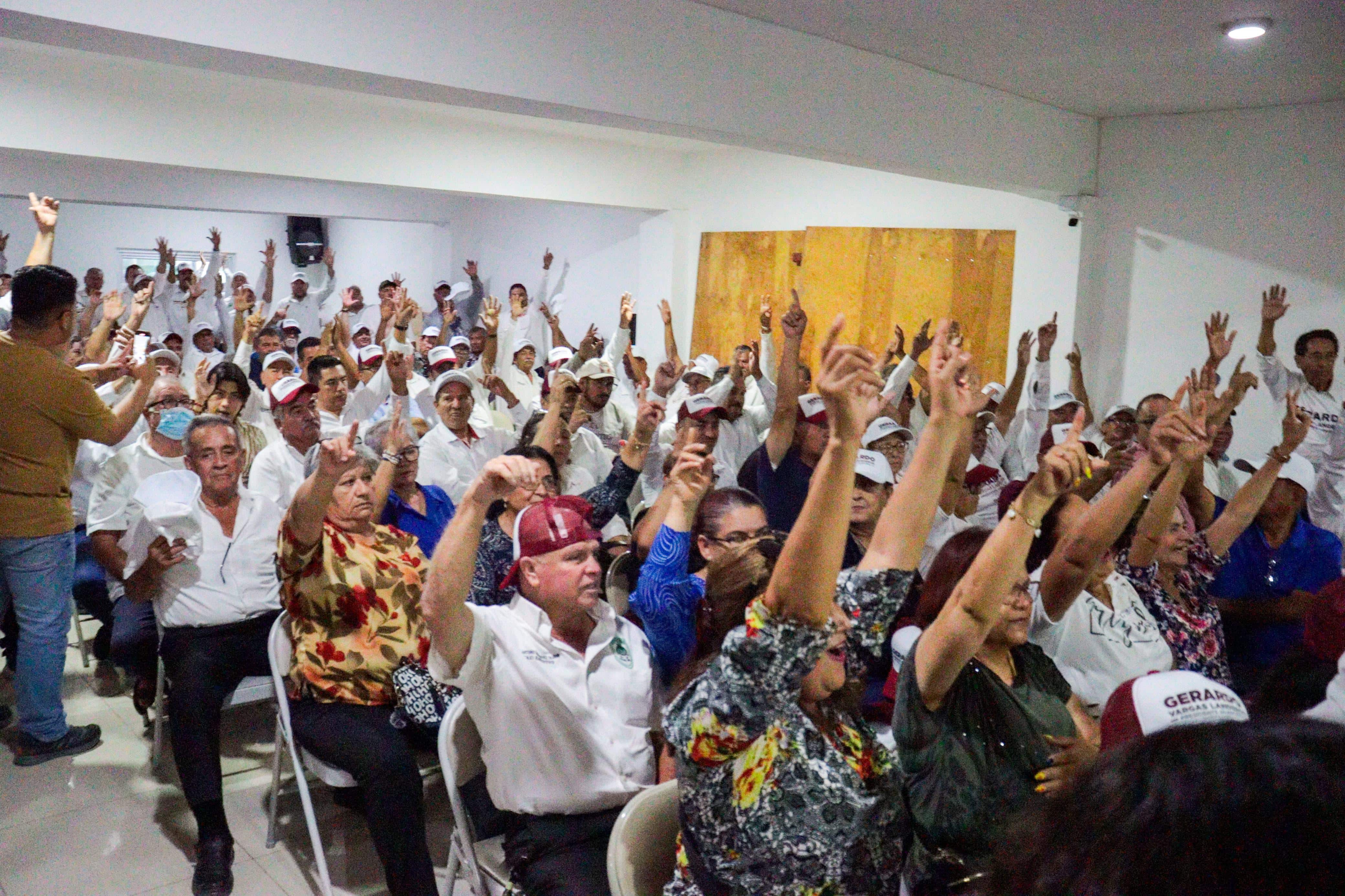 Gerardo Octavio Vargas Landeros durante su encuentro con Trabajadores de la Unión del Volante en Los Mochis